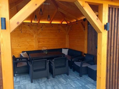 Duży brązowy narożnik na taras ze stołem obiadowym Rellme VI i 3 fotelami