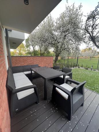 Duży brązowy narożnik na taras ze stołem obiadowym Rellme VI i 3 fotelami