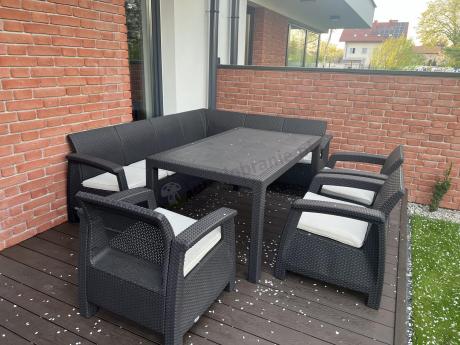 Duży brązowy narożnik na taras ze stołem obiadowym Rellme VI i 3 fotelami