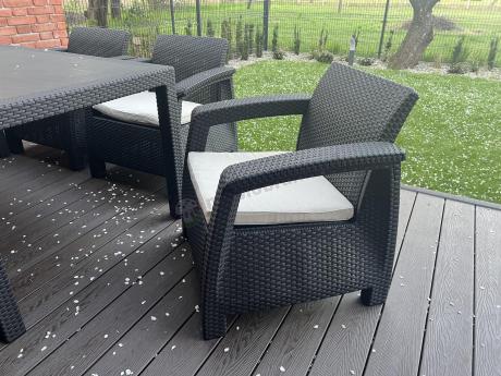 Duży brązowy narożnik na taras ze stołem obiadowym Rellme VI i 3 fotelami