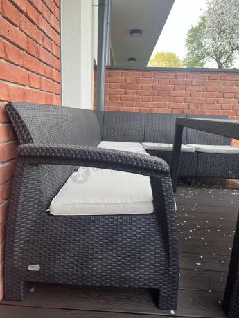 Duży brązowy narożnik na taras ze stołem obiadowym Rellme VI i 3 fotelami