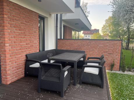 Duży brązowy narożnik na taras ze stołem obiadowym Rellme VI i 3 fotelami