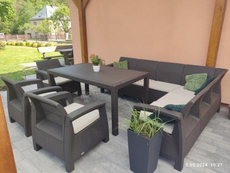 Duży brązowy narożnik na taras ze stołem obiadowym Rellme VI i 3 fotelami