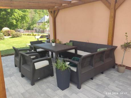 Duży brązowy narożnik na taras ze stołem obiadowym Rellme VI i 3 fotelami