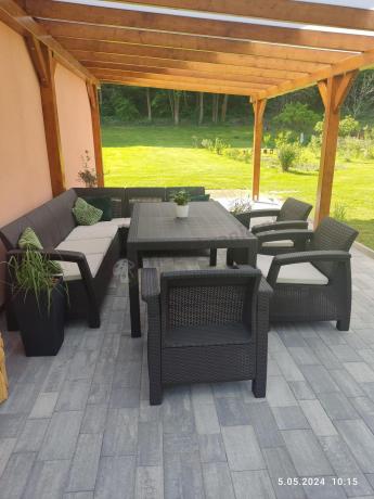 Duży brązowy narożnik na taras ze stołem obiadowym Rellme VI i 3 fotelami