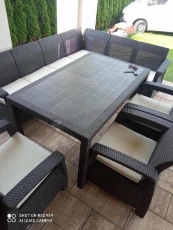 Duży brązowy narożnik na taras ze stołem obiadowym Rellme VI i 3 fotelami