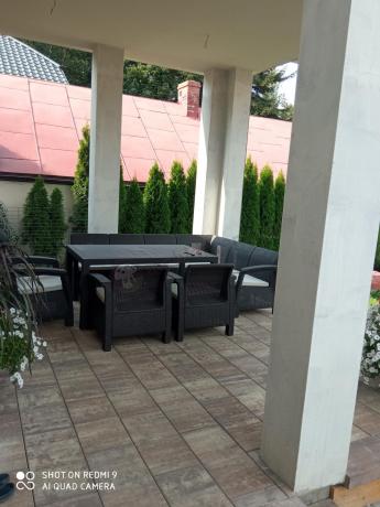 Duży brązowy narożnik na taras ze stołem obiadowym Rellme VI i 3 fotelami