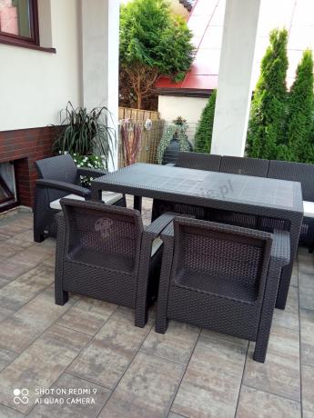 Duży brązowy narożnik na taras ze stołem obiadowym Rellme VI i 3 fotelami