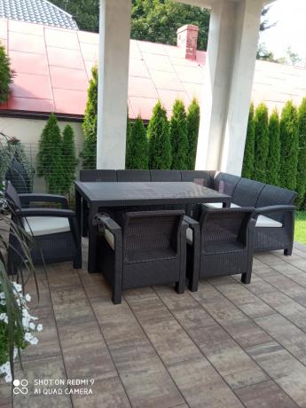 Duży brązowy narożnik na taras ze stołem obiadowym Rellme VI i 3 fotelami