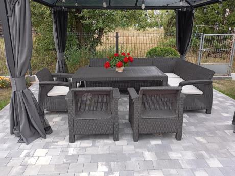 Duży brązowy narożnik na taras ze stołem obiadowym Rellme VI i 3 fotelami