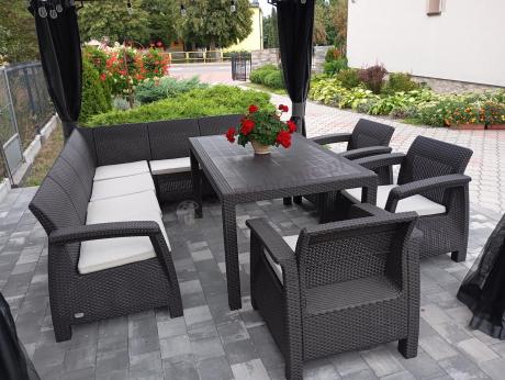 Duży brązowy narożnik na taras ze stołem obiadowym Rellme VI i 3 fotelami