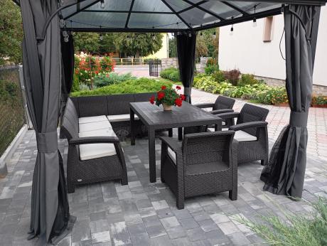 Duży brązowy narożnik na taras ze stołem obiadowym Rellme VI i 3 fotelami