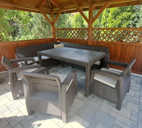 Duży brązowy narożnik na taras ze stołem obiadowym Rellme VI i 3 fotelami