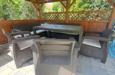 Duży brązowy narożnik na taras ze stołem obiadowym Rellme VI i 3 fotelami