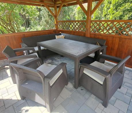 Duży brązowy narożnik na taras ze stołem obiadowym Rellme VI i 3 fotelami