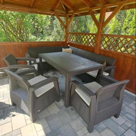 Duży brązowy narożnik na taras ze stołem obiadowym Rellme VI i 3 fotelami
