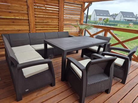 Duży brązowy narożnik na taras ze stołem obiadowym Rellme VI i 3 fotelami