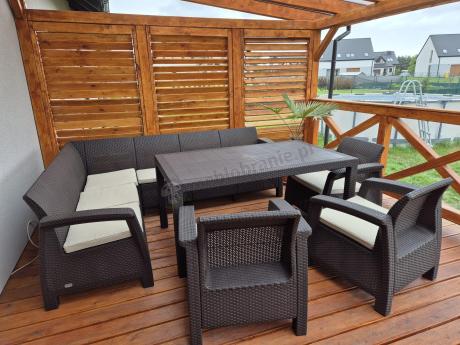 Duży brązowy narożnik na taras ze stołem obiadowym Rellme VI i 3 fotelami