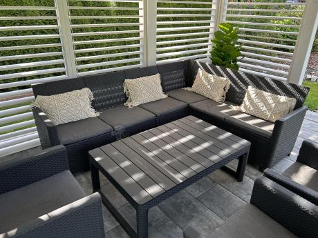 Duży narożnik na taras Nedler VI ze stolikiem podnoszonym i trzema fotelami - grafit