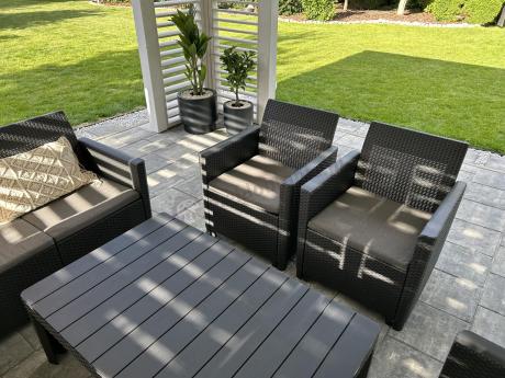 Duży narożnik na taras Nedler VI ze stolikiem podnoszonym i trzema fotelami - grafit