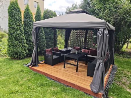 Duży narożnik na taras Nedler VI ze stolikiem podnoszonym i trzema fotelami - grafit