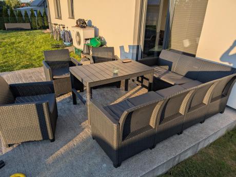 Duży narożnik na taras Nedler VI ze stolikiem podnoszonym i trzema fotelami - grafit