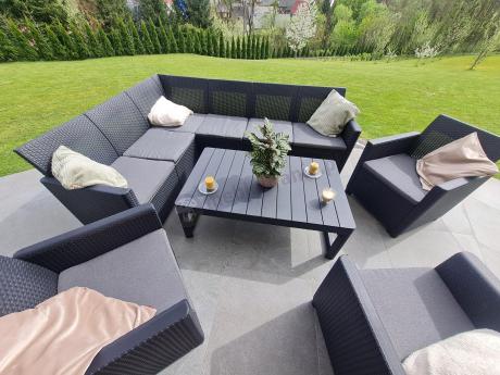 Duży narożnik na taras Nedler VI ze stolikiem podnoszonym i trzema fotelami - grafit