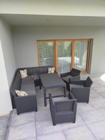 Duży narożnik na taras Nedler VI ze stolikiem podnoszonym i trzema fotelami - grafit