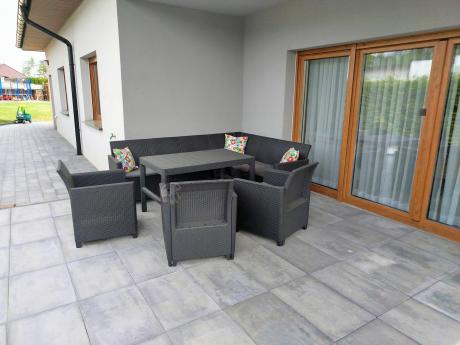 Duży narożnik na taras Nedler VI ze stolikiem podnoszonym i trzema fotelami - grafit