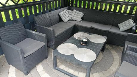 Duży narożnik na taras Nedler VI ze stolikiem podnoszonym i trzema fotelami - grafit