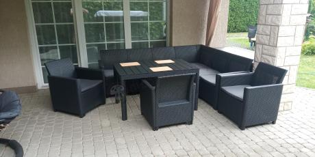 Duży narożnik na taras Nedler VI ze stolikiem podnoszonym i trzema fotelami - grafit