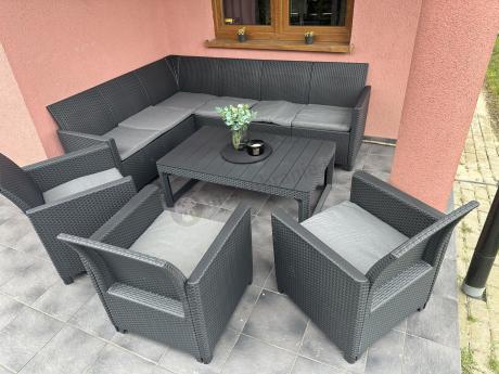Duży narożnik na taras Nedler VI ze stolikiem podnoszonym i trzema fotelami - grafit