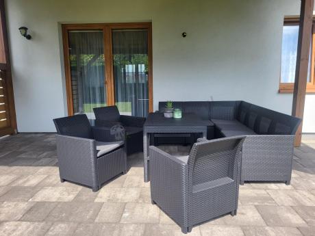 Duży narożnik na taras Nedler VI ze stolikiem podnoszonym i trzema fotelami - grafit