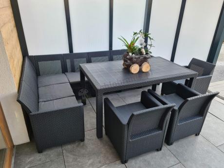 Duży narożnik na taras Nedler VII, stół obiadowy i trzy fotele - grafitowy