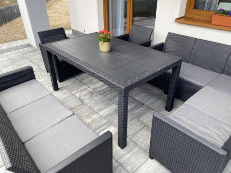 Duży narożnik na taras Nedler VII, stół obiadowy i trzy fotele - grafitowy