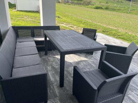 Duży narożnik na taras Nedler VII, stół obiadowy i trzy fotele - grafitowy