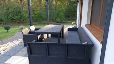 Duży narożnik na taras Nedler VII, stół obiadowy i trzy fotele - grafitowy