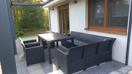 Duży narożnik na taras Nedler VII, stół obiadowy i trzy fotele - grafitowy