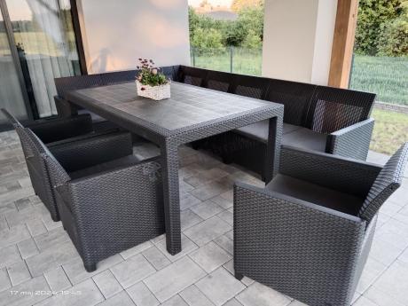 Duży narożnik na taras Nedler VII, stół obiadowy i trzy fotele - grafitowy