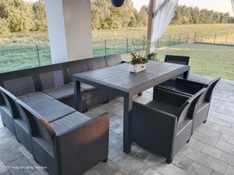 Duży narożnik na taras Nedler VII, stół obiadowy i trzy fotele - grafitowy