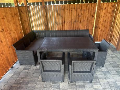 Duży narożnik na taras Nedler VII, stół obiadowy i trzy fotele - grafitowy