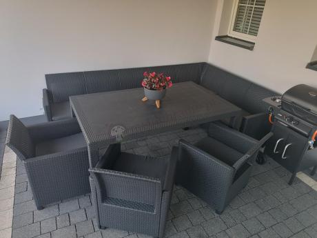 Duży narożnik na taras Nedler VII, stół obiadowy i trzy fotele - grafitowy