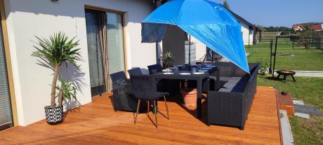 Duży narożnik na taras Nedler VII, stół obiadowy i trzy fotele - grafitowy