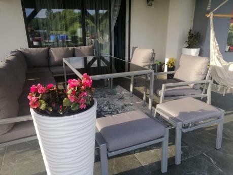 Duży narożnik na taras ze stołem obiadowym fotelami i pufami Sodor Corner XXL - Silver