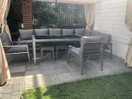 Duży narożnik na taras ze stołem obiadowym fotelami i pufami Sodor Corner XXL - Silver