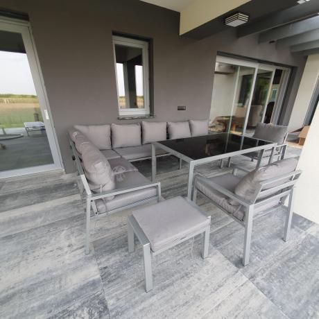 Duży narożnik na taras ze stołem obiadowym fotelami i pufami Sodor Corner XXL - Silver