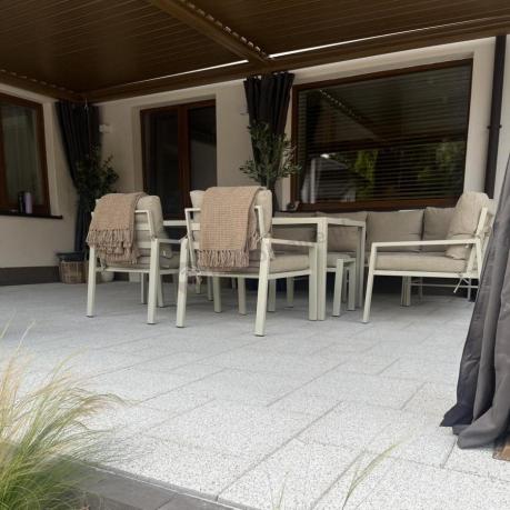 Duży narożnik na taras ze stołem obiadowym fotelami i pufami Sodor Corner XXL - White Polywood