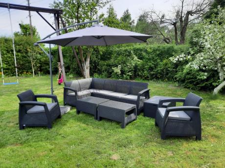 Duży narożnik na taras ze stolikiem skrzynią oraz fotelami