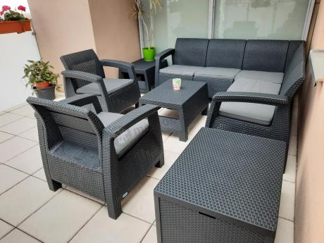 Duży narożnik na taras ze stolikiem skrzynią oraz fotelami