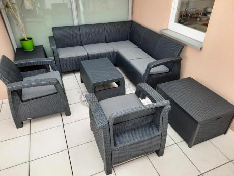 Duży narożnik na taras ze stolikiem skrzynią oraz fotelami